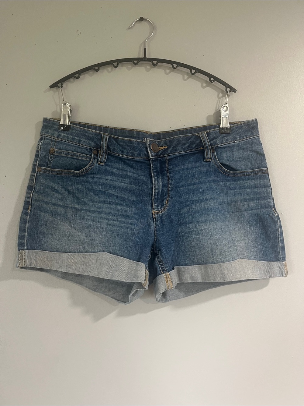 a.n.a Women's Light Blue Rolled Hem Denim Shorts 30/10